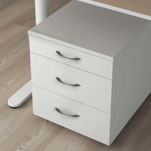 Mobiletto bianco con tre cassetti e maniglie argentate. Categoria: Maniglie e pomelli per mobili.