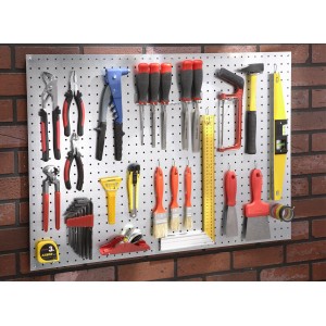 Pannello forato con vari utensili come martello, pinze, cacciaviti e pennelli.