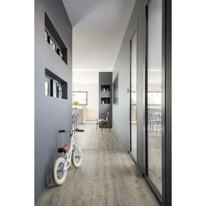 Pavimento vinilico a click Gerflor Senso Clic Premium Pecan posato in corridoio con bicicletta per bambini.