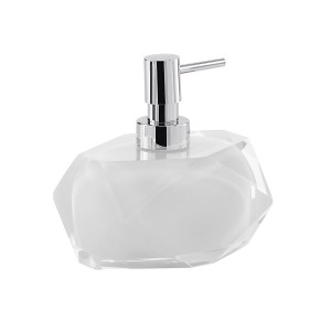 Elegante dispenser sapone con design sfaccettato e pompa cromata.