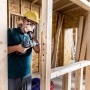 Artigiano che fora una struttura in legno con punta piatta Bosch Expert.