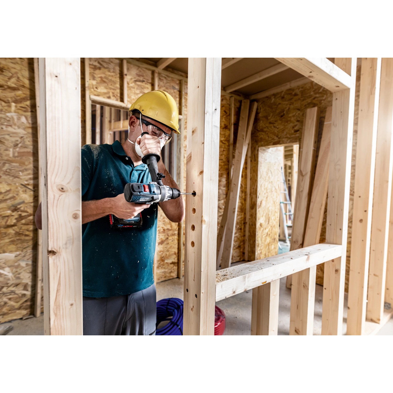 Artigiano che fora una struttura in legno con punta piatta Bosch Expert.