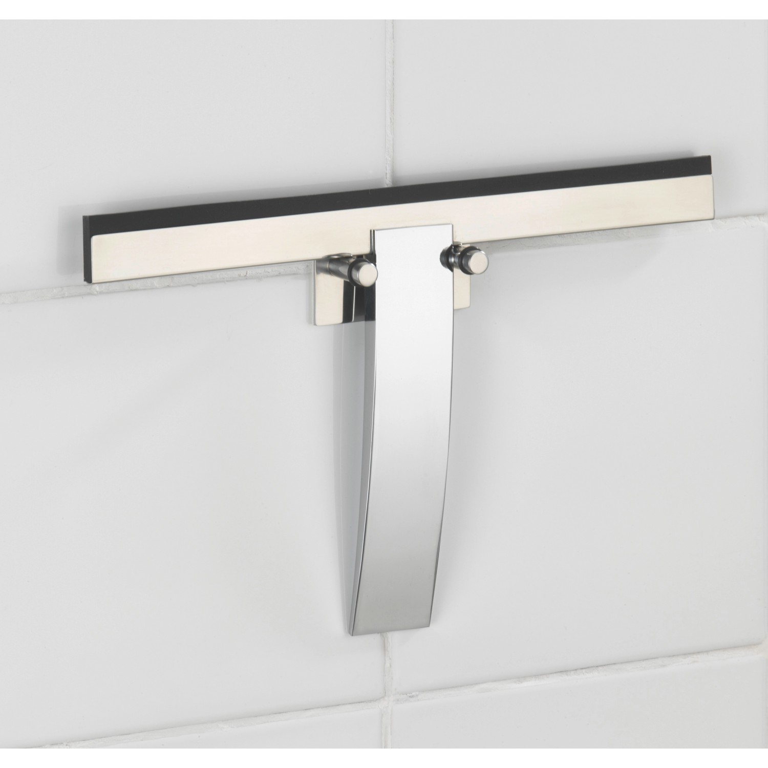 Wenko tergivetro bagno Gela in acciaio inox lucido, con supporto su piastrelle bianche.