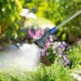 Doccia da giardino con testina a spruzzo che irriga le piante. Irrigazione con lancia e pistola.