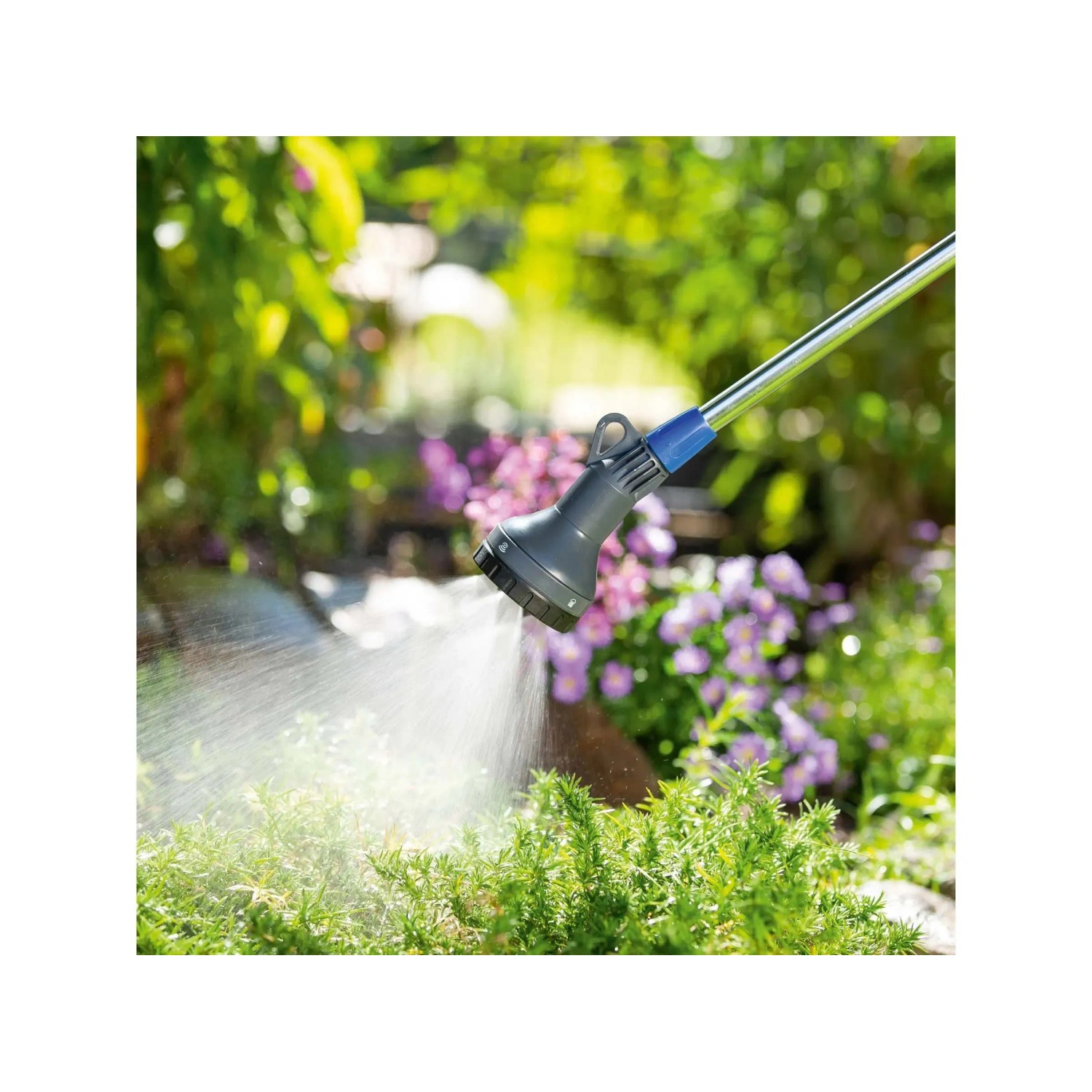 Doccia da giardino con testina a spruzzo che irriga le piante. Irrigazione con lancia e pistola.