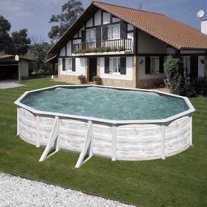 Piscina ovale Gre Finlandia con look nordico, 610x375x120 cm, bianco nordico, in giardino.