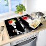 Set di 2 coperture per piano cottura Wenko Caprese su un fornello con motivi di ingredienti italiani.