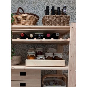 Scaffale con cesti, bottiglie e barattoli. Cassapanche per lo stoccaggio.