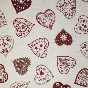 Tovaglia con motivo a cuore nei toni del rosso e del grigio.