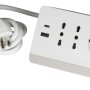 Multipresa bianca t.b.t. con presa Schuko, porte USB e cavo di alimentazione.