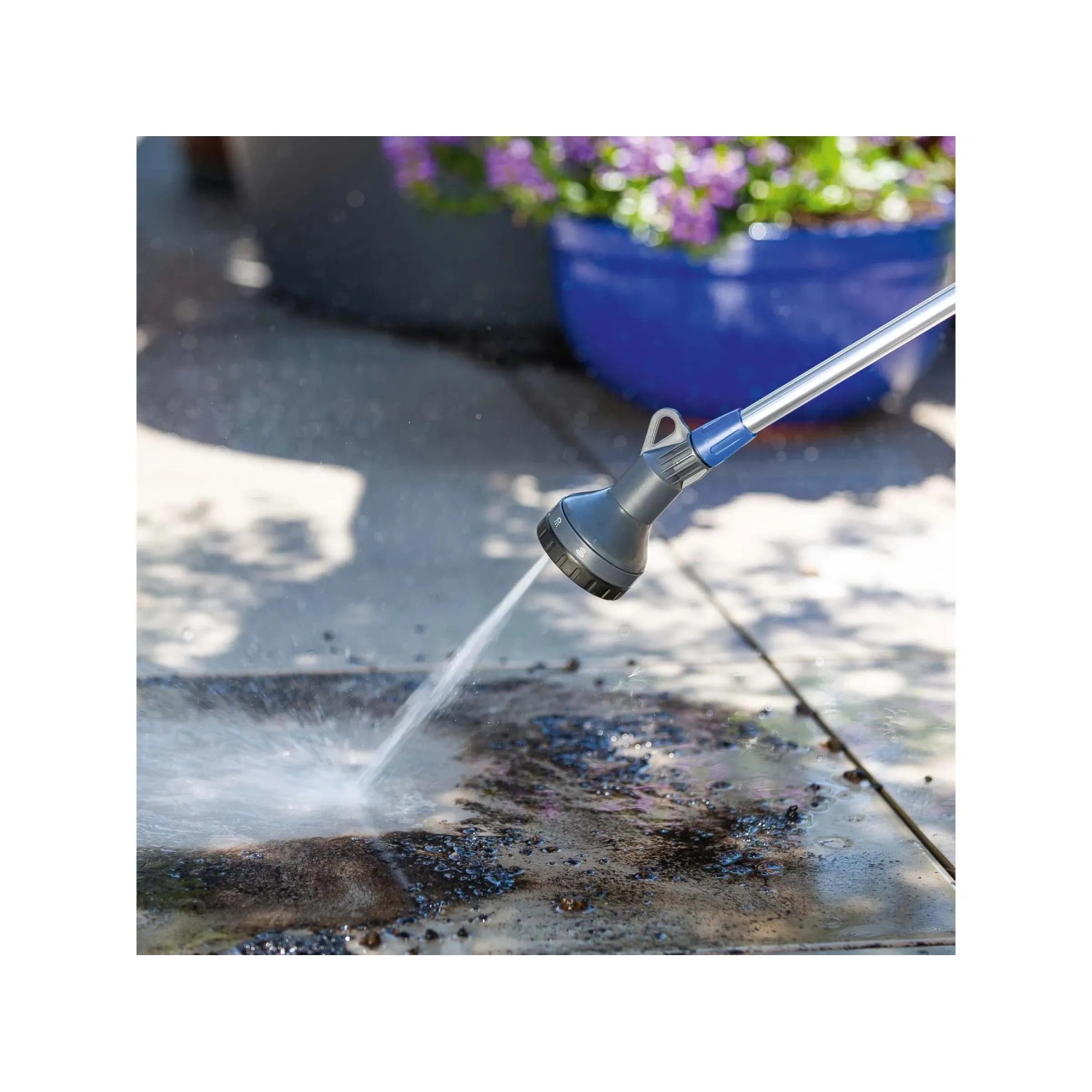 Lancia per irrigazione t.b.t. in azione, getto d'acqua su pavimento in pietra.