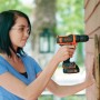 Donna avvita vite nel legno con avvitatore a batteria Black+Decker BDCDD12K.