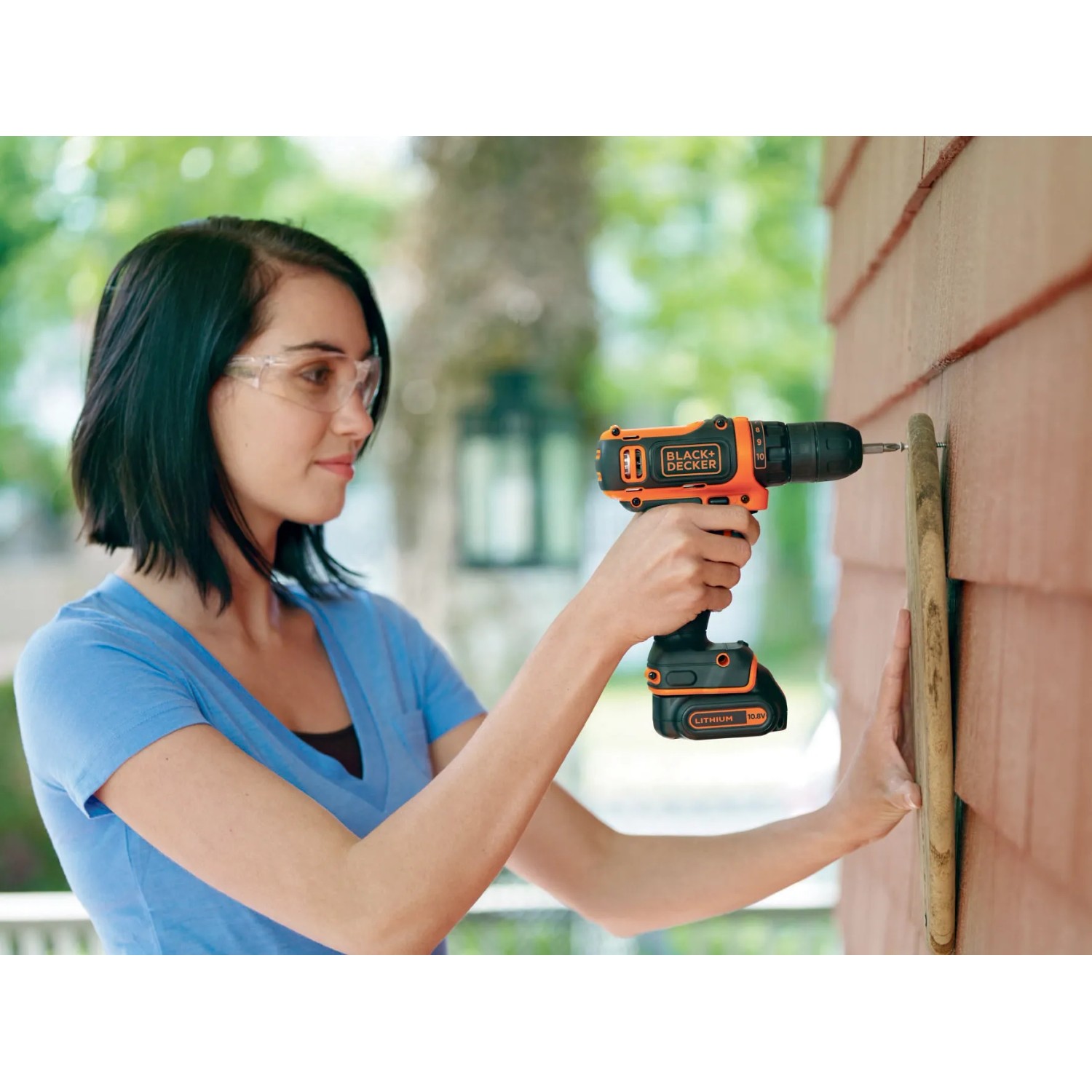Donna avvita vite nel legno con avvitatore a batteria Black+Decker BDCDD12K.