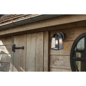 Applique LED da esterno nera in design classico su parete in legno.