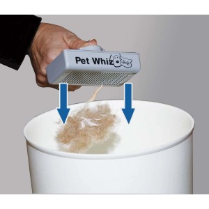 Spazzola per cani Pet Whiz svuotata sopra un bidone della spazzatura.