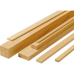 Diverse listelli in legno piallato di colore chiaro. Ideali per progetti fai-da-te e modellismo.