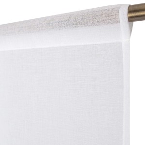 Dettaglio di una tenda in tessuto t.b.t. bianca e trasparente su un bastone per tende.