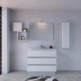 Mobile bagno bianco con specchio e pensili per arredamento bagno.