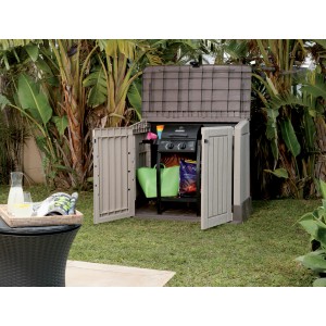 Box universale grigia aperta con barbecue e accessori in giardino.