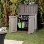 Box universale grigia aperta con barbecue e accessori in giardino.