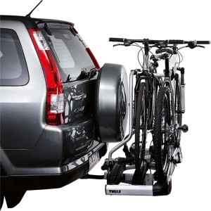 Portabici posteriore per auto con due biciclette. Portapacchi posteriore per il trasporto di biciclette.