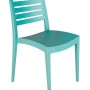 Sedia da giardino in plastica turchese con schienale a listelli.