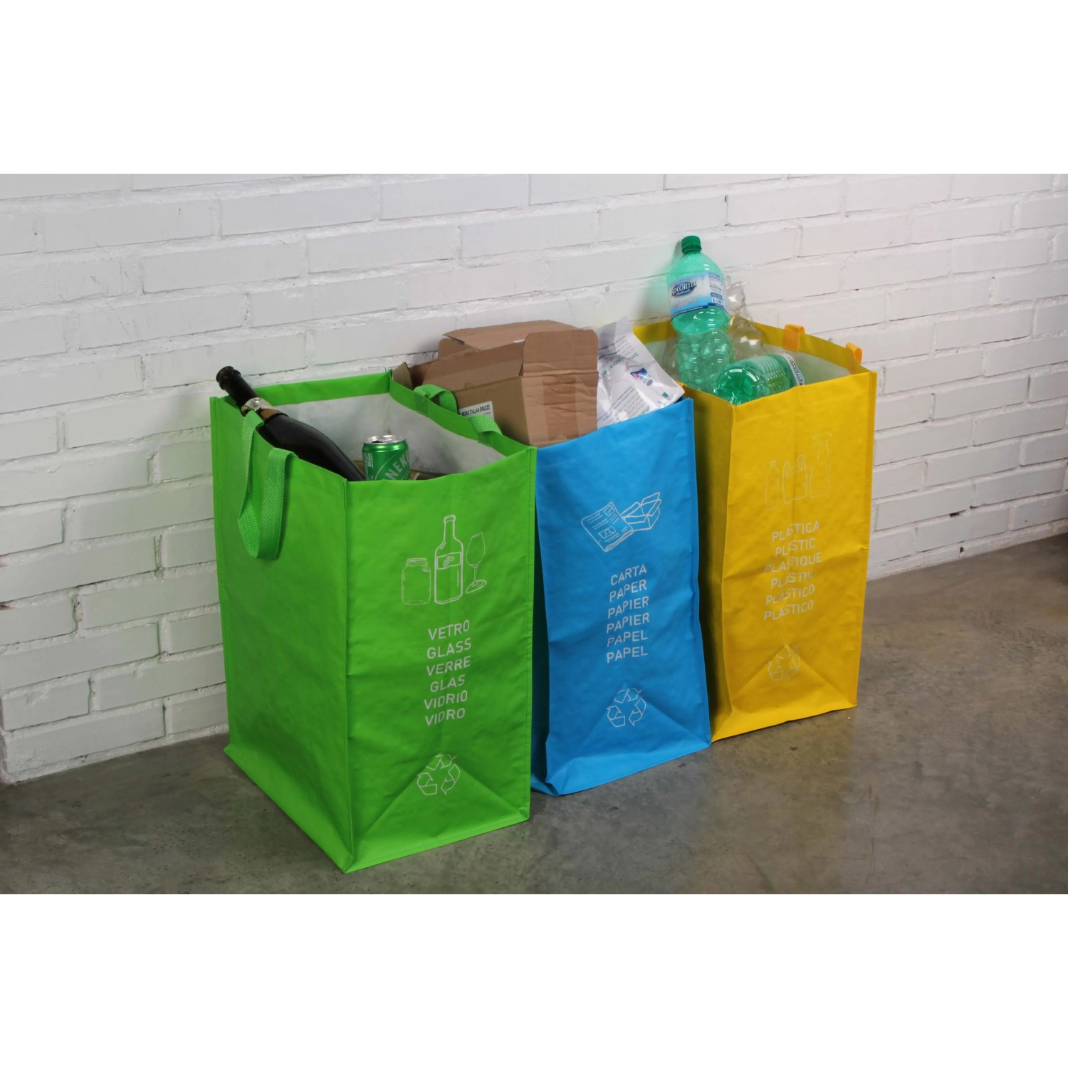 Sistema di raccolta differenziata t.b.t. multicolore per vetro, carta e plastica.