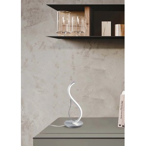 Moderna lampada da scrivania con design curvo.