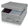 Organizer armadio t.b.t. grigio con coperchio, parzialmente aperto.