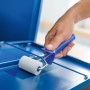 Mano che dipinge superficie blu con rullo in schiuma LUX (5 cm). Set di rulli per verniciatura fine.