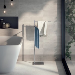 Portasciugamani moderno in metallo con asciugamani in un bagno elegante.