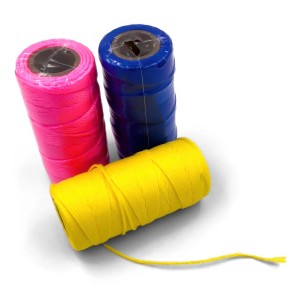 Tre rotoli di spago colorato (rosa, blu, giallo) per l'organizzazione della cucina.