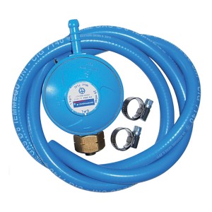 Regolatore di pressione del gas blu con tubo e fascette stringitubo per accessori barbecue.