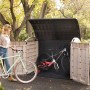 Box contenitore Keter Store It Out Ultra, beige/marrone, con biciclette e coperchio aperto.