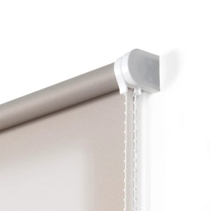 Dettaglio di una tenda a rullo grigia con cordino bianco. Protezione per la privacy della finestra.