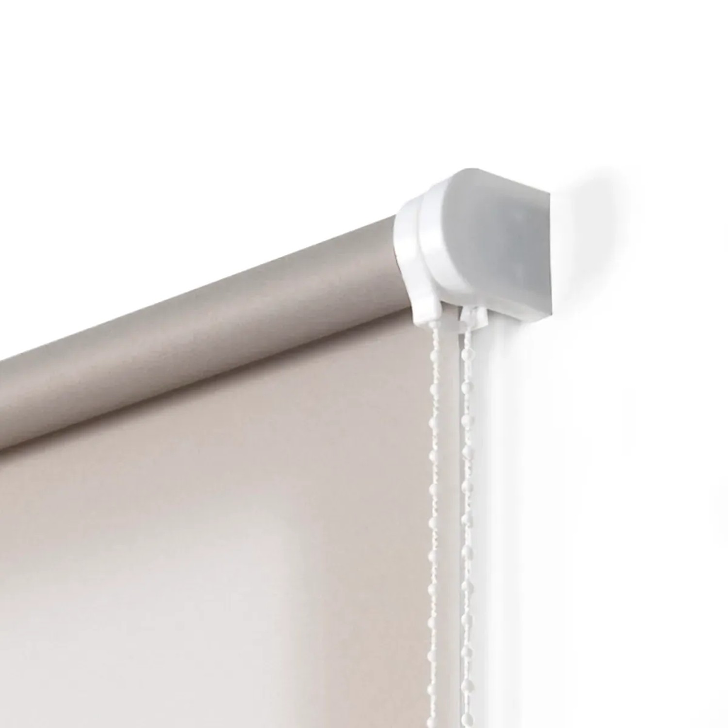 Dettaglio di una tenda a rullo grigia con cordino bianco. Protezione per la privacy della finestra.