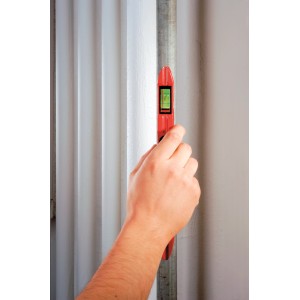 Livella a bolla LUX 250 mm Comfort in uso su montante metallico.