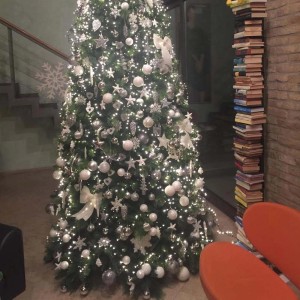 Albero di Natale con luci e decorazioni argentate, decorazione festiva.