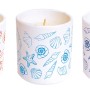Tre candele t.b.t. con motivi marini a conchiglia in rosso, turchese e blu.