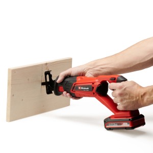 Seghetto universale a batteria Einhell TE-AP 18 Li-Solo mentre taglia il legno.