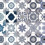 Paraschizzi decorativo con piastrelle a ornamento blu e bianco.