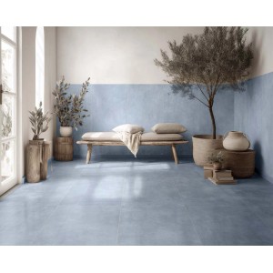 Stanza luminosa con piastrelle per pavimenti t.b.t. blu e decorazioni.