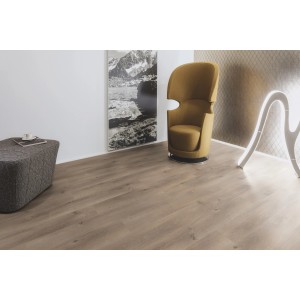 Pavimento laminato Excellent Rovere Savoy 8 mm installato in un soggiorno con poltrona e decorazioni.