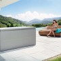 Biohort LoungeBox 200, grigio quarzo metallizzato, su terrazza a bordo piscina. Box universale per giardino e tempo libero.
