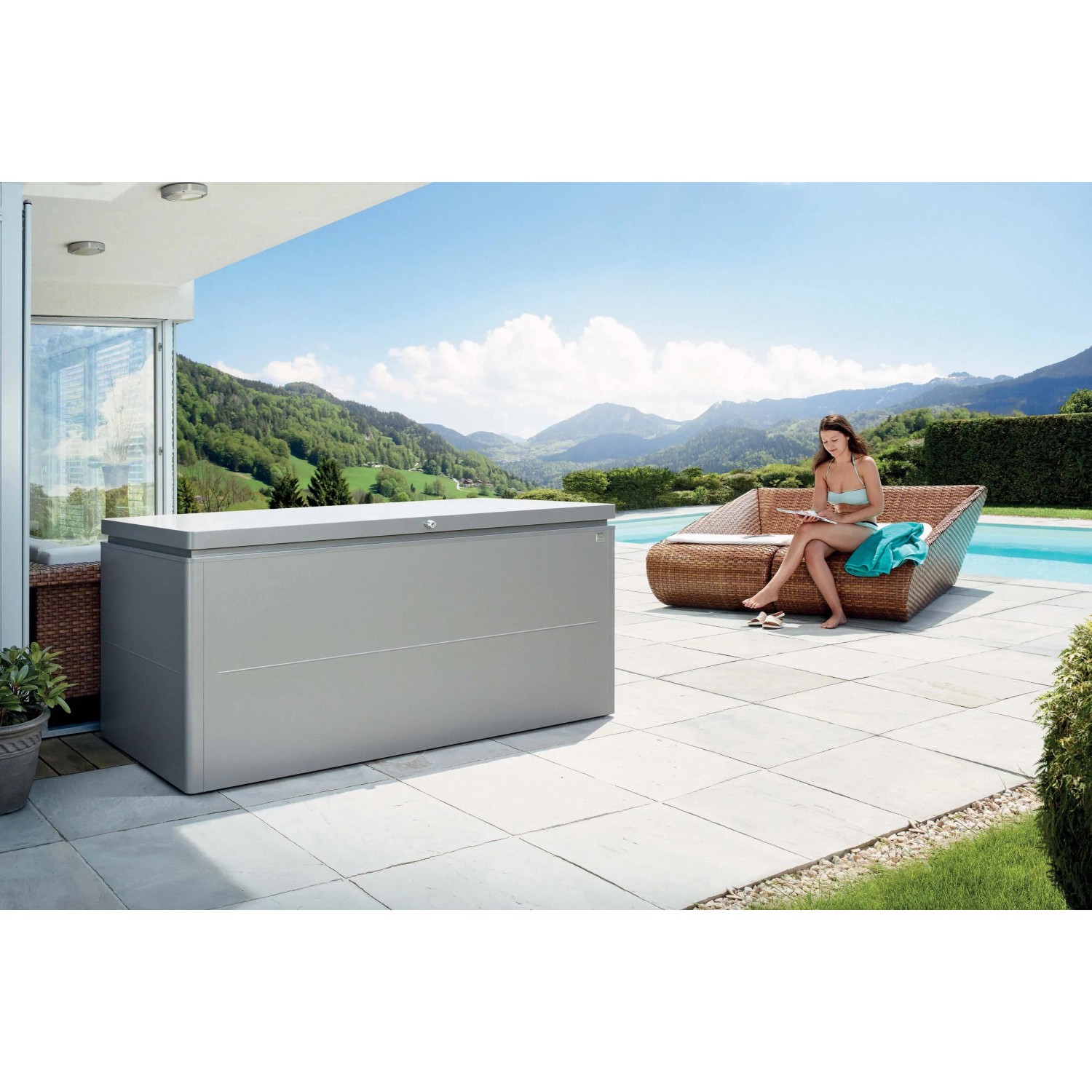 Biohort LoungeBox 200, grigio quarzo metallizzato, su terrazza a bordo piscina. Box universale per giardino e tempo libero.