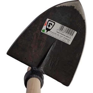 t.b.t. per la lavorazione del terreno. Zappa con manico in legno e lama in metallo.