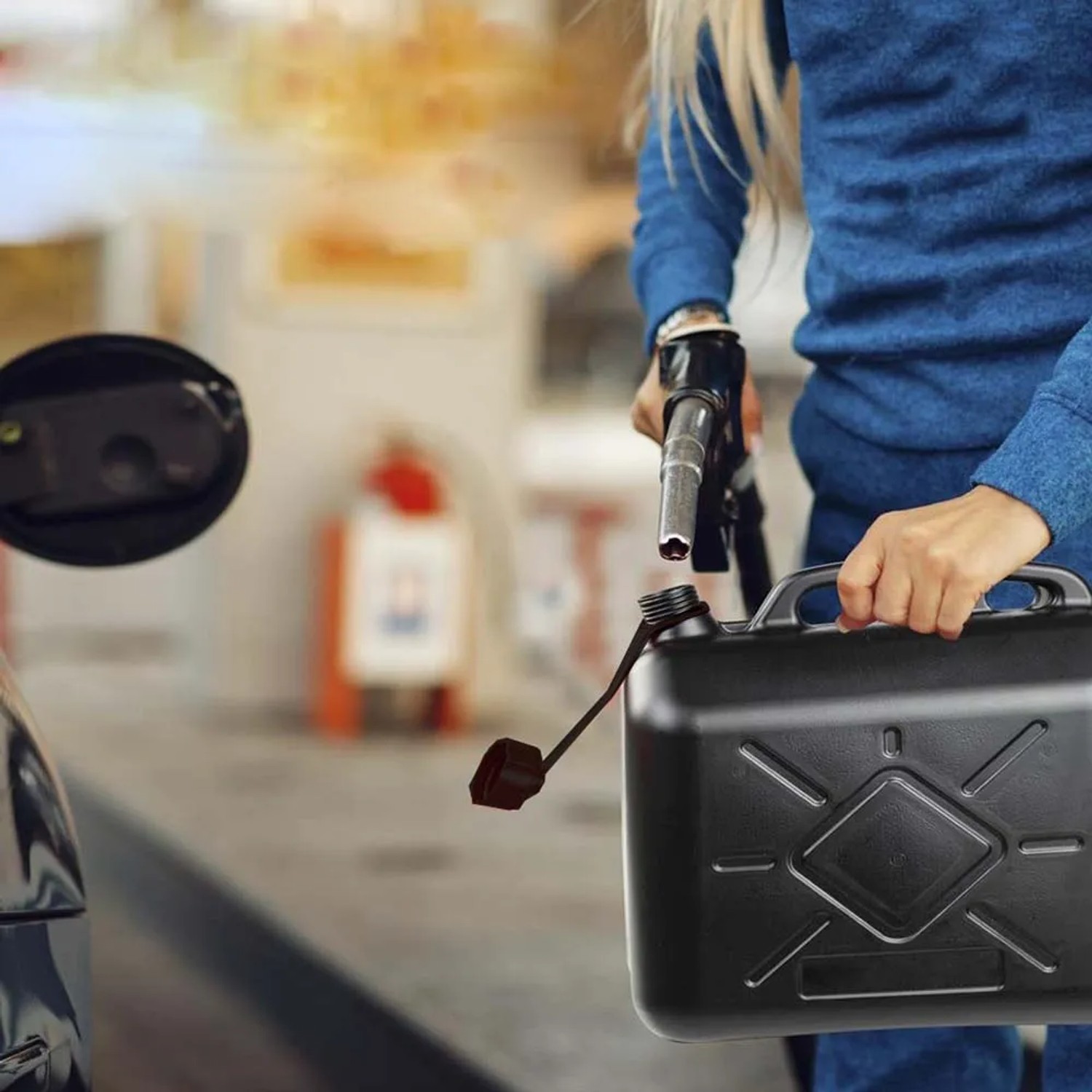 Tanica di carburante nera in fase di riempimento in una stazione di servizio.