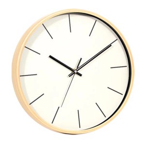 Orologio da parete semplice con cornice in legno chiaro e lancette nere. Misuratore del tempo per soggiorno e ufficio.