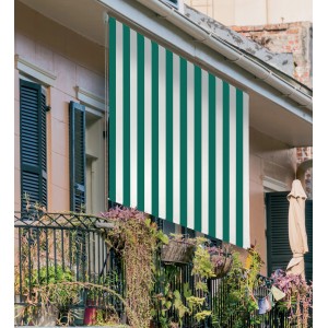 Tenda da sole t.b.t. a strisce bianche e verdi su balcone.