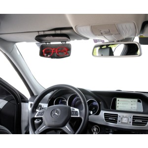 Interno auto con portaocchiali da sole come accessorio auto.